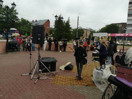 Непогода не помешала юным рокерам провести традиционный концерт в центре Иванова